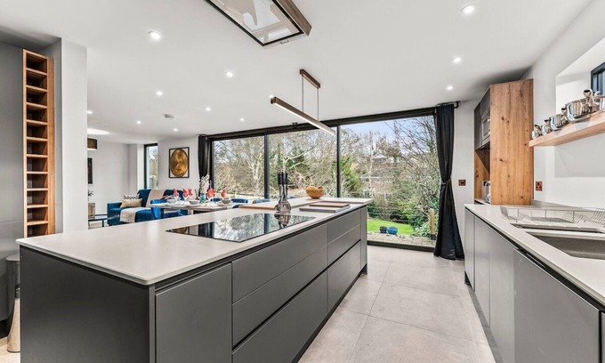 Cheltenham House | Expansive Getaway in Cheltenham - Sleeps 15