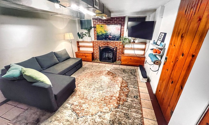 Villa Park House | Expansive Luxury Downtown Haven Family Friendly, 4 Bedroom, 2 Bath, Fenced Yard