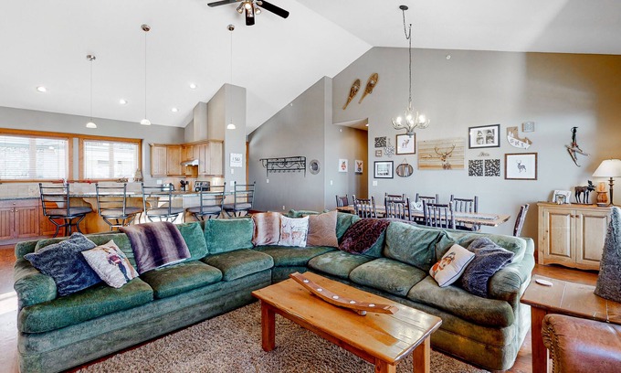Big White Ski Resort Condo | Expansive Ski-In/Out Condo w/Private Hot Tub, Gas Fireplace, Mtn Views, Balcony
