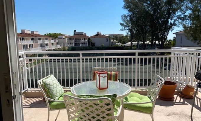 Longboat Key Apartment | Experience a resort feel vacation on the beach in Longboat Key
