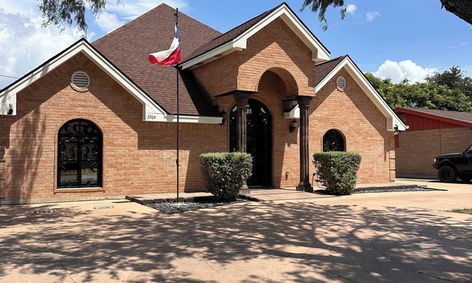 McAllen House | Experience comfort and convenience in this beautifully appointed McAllen retreat