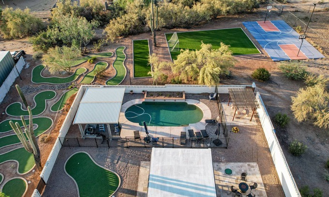 Pinnacle Peak House | Experience Endless Fun - Pool, 9 Hole Mini Golf, Basketball Court and More!