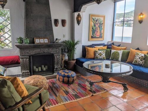 Zona Centro House | Experience Guanajuato's Magic from Casa Mirador!