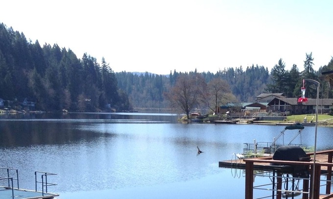 Eatonville House | Experience Lake Life for your next vacation near Mt.Rainier.