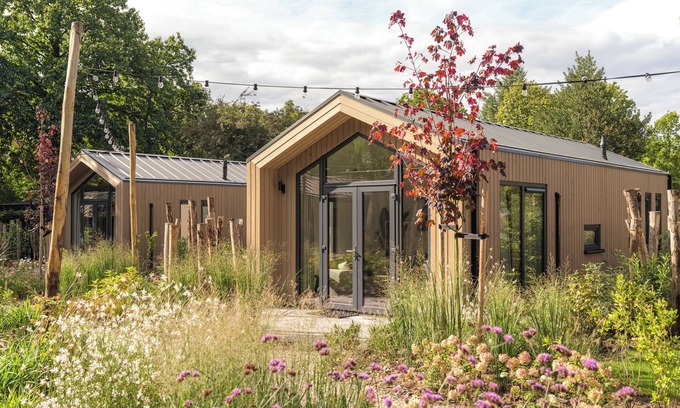 Lieren House | Experience luxury and nature in the Tiny Lodge in the Veluwe! Single-story with 2 bedrooms, a fully equipped kitchen and air conditioning