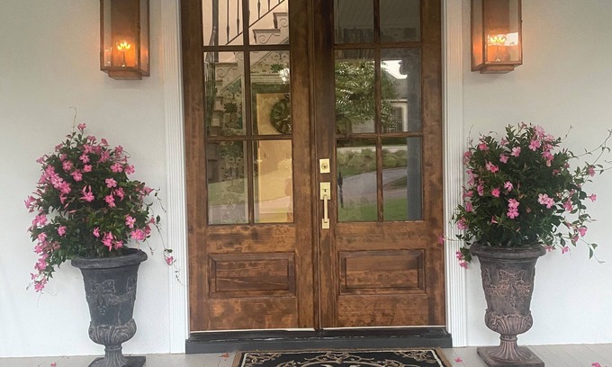 Country Club House | Experience luxury in this Spacious 5-bedroom house located in Oxford, Ms.