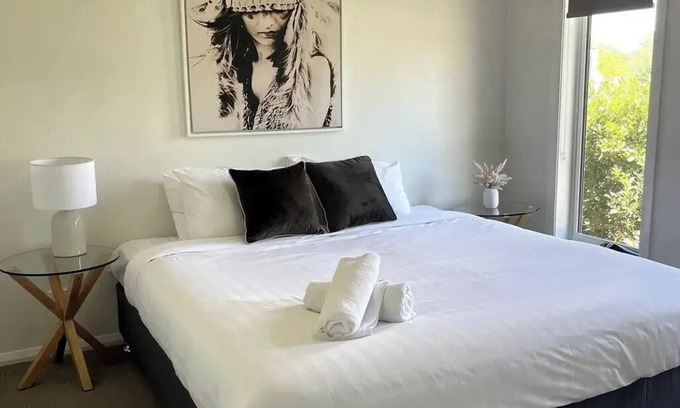 Boorooma Apartment | Experience Modern Luxury at Our Stylish Retreat