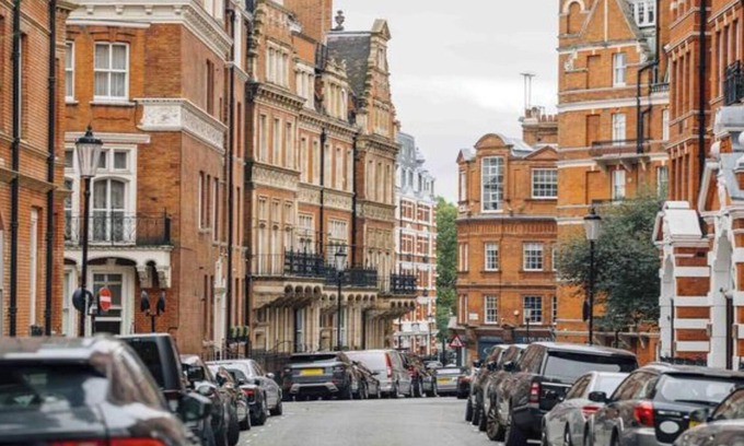 Holland Park Apartment | Experience Modern Comfort in the Heart of Kensington with Air Conditioning