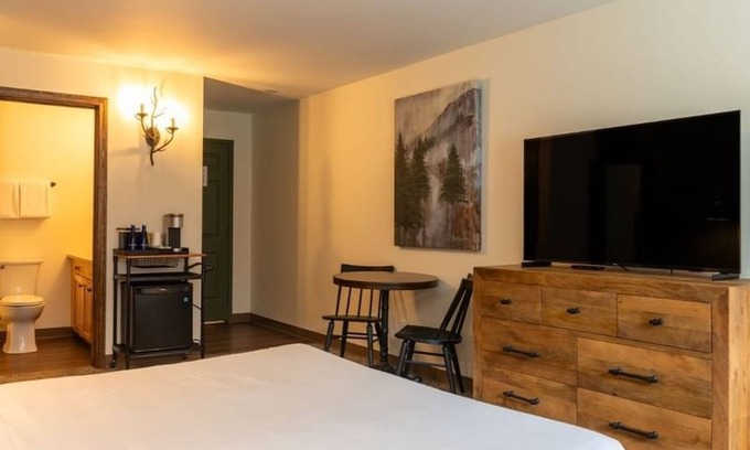 Schroon Lake Hotel | Experience Near Scenic Hiking Spots | Ideal For Adirondack Couple Getaway