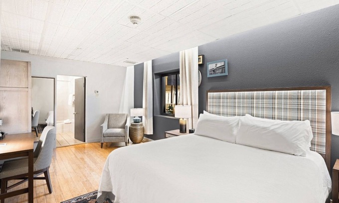 Glenwood Springs Hotel | Experience Old-World Charm with Modern Comforts in Our Historic View Room