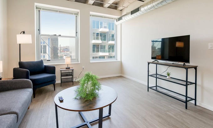 Crossroads Arts District Condo | Experience Serenity in an Elegant Accommodation with a Heavenly Rooftop Haven 31