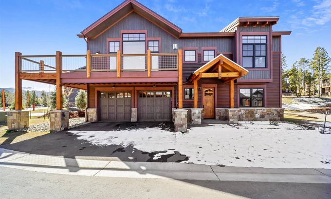 Baldy Mountain House | Experience the charm of Cocoa Cabin, a spacious retreat with stunning views & luxurious amenities.