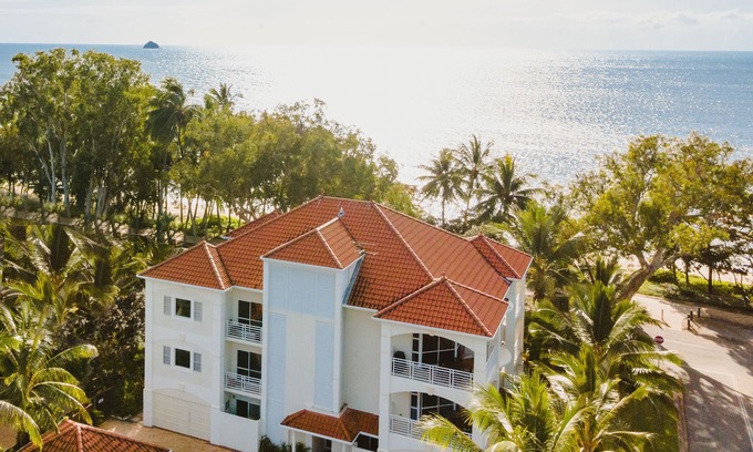 Clifton Beach Apartment | Experience the essence of the South Pacific in tropical Queensland, Australia.