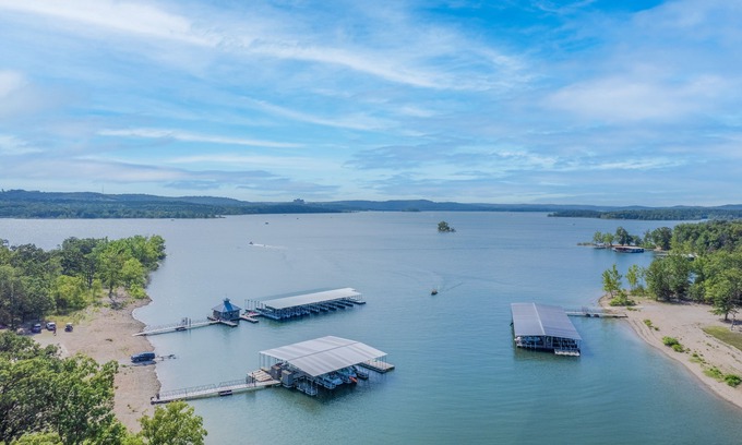 Indian Point Villa | Experience the Lake Life in this Beautiful Cabin - Indian Point (C20)