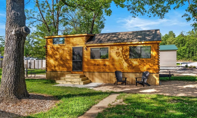 Bull Creek Cabin | Experience the timeless charm of the Pinecrest Cabin, a delightful twist on the classic cabin style. Step inside and be greeted by the warm and rustic log cabin ambiance that will transport you to the heart of Branson, MO.