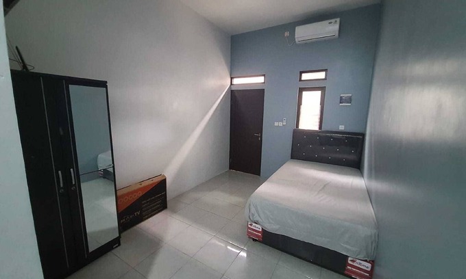 South Tangerang Hotel | EXPRESS O 92284 Kost Mazbie Syariah