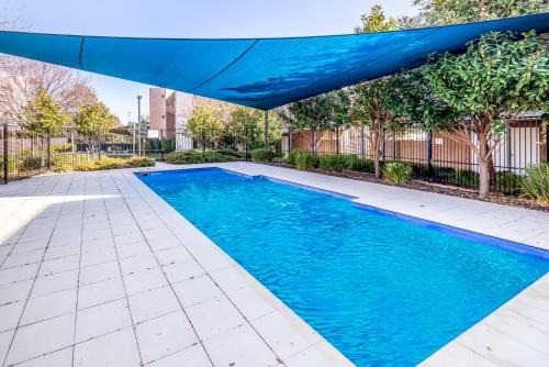 Phillip Apartment | Exquisite Apartment with BBQ and Pool, near Shops