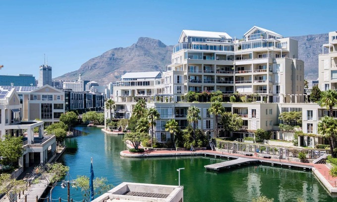 Victoria and Alfred Waterfront Apartment | Exquisite apartment w/ harbour views in a secure estate (301 Parama)
