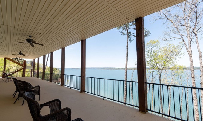 Quitman House | Exquisite Greers Ferry Lakefront Home! 5 Bedroom 5.5 Bathroom Sleeps 17!