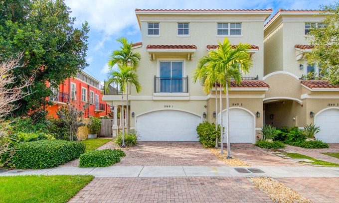 Coral Ridge House | Exquisite home with jetted bathtub, balconies, enclosed yard & elevator