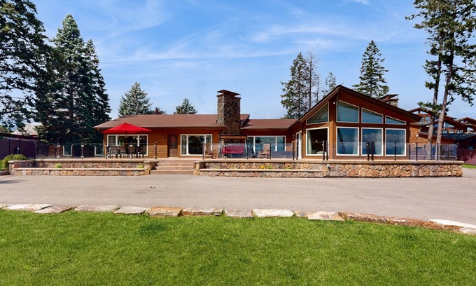 Lakeside House | Exquisite lakefront home with hot tub, dock, firepit, full kitchen, & W/D