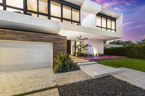 Hallandale Beach House | Exquisite Modern Marvel