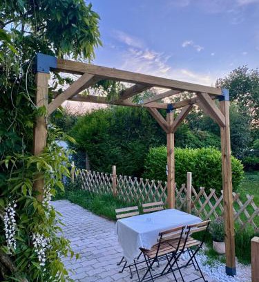 Noisy-le-Grand Apartment | Exquisite tiny house with garden and air con - between Paris-Disneyland - 3mins from train station