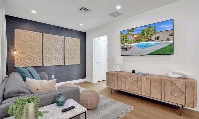 Lake Ridge House | Extended family retreat-Tropical pool!<2 mi beach!