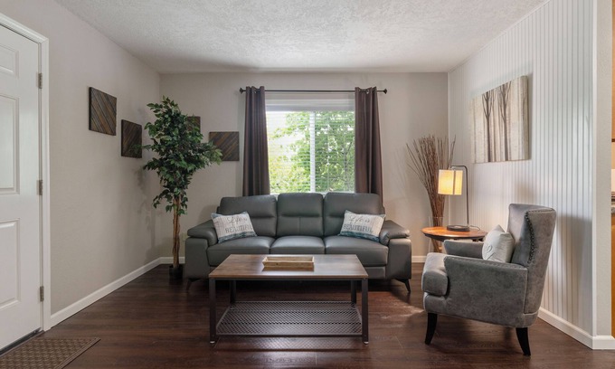 McMinnville Apartment | Extended Stay 1BR Apt Steps to Wine-Dine-Pubs + Dog Friendly