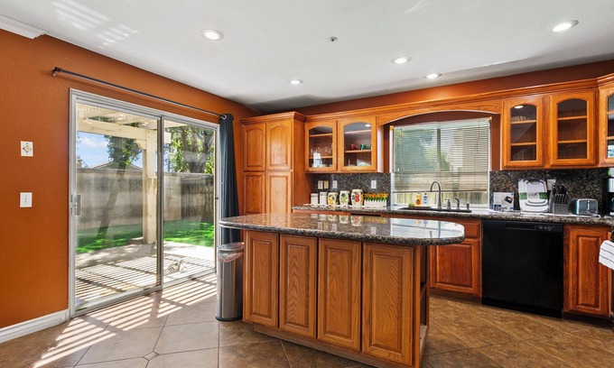 Fontana House | Extended Stay Deal｜4BR Home, Fully-Equipped Kitchen｜Pet Friendly #41817