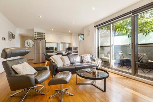 Saint Kilda South Apartment | Ezra on Barkly - Walk to St Kilda Beach & Luna Park