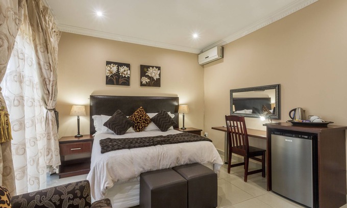 Ballito House | Ezulwini Guest House - Relaxing Queen Room with Balcony in Balito, South Afirca
