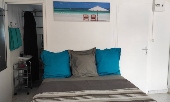 Bas du Fort House | F1 Entrée Discrète Près de Plages Meublé Climatisé 0690 83 18 12