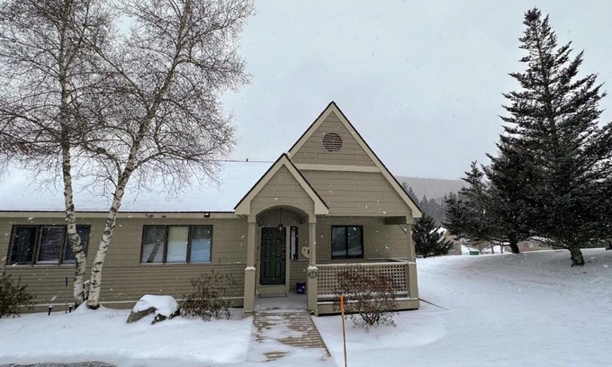 Bretton Woods House | F14 Bretton Woods Condo along golf course short walk from Omni Mount Washington Hotel