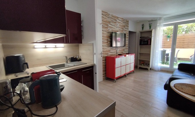 Sainte-Maxime City Centre Apartment | F2 town center quiet garage air conditioning 150 m beach and shops