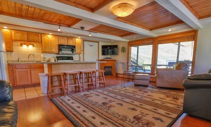Glenwood Springs Condo | F9: This spacious one bedroom condo which includes a fireplace is only steps from the slopes.
