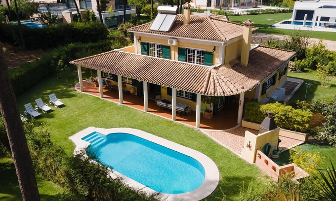 Charneca de Caparica e Sobreda Villa | Family Friendly Villa Aroeira Golf with Pool, Garden, A/C & Wi-Fi