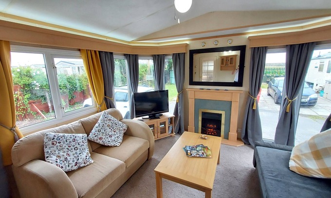 Towyn House | Fab 2 bedroom caravan sleeps 6 close to the beach