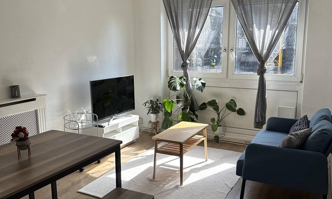 Custom House Apartment | Fab Excel London flat, warm cosy Liz Line