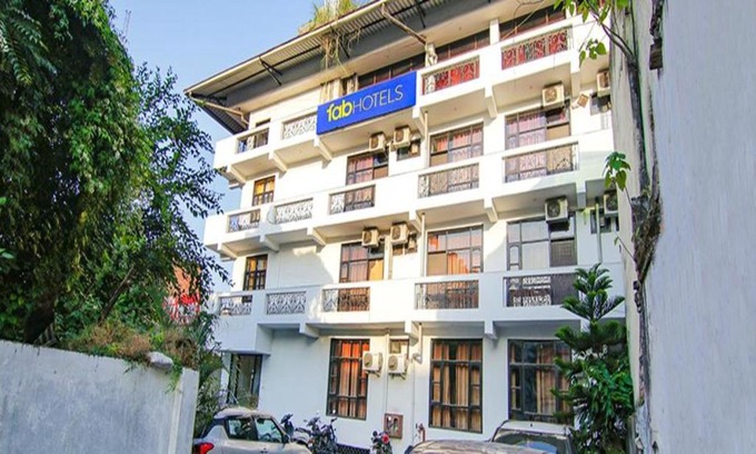 Dehradun Hotel | FabHotel CP Palace Race Course