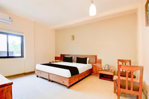 Pimpri Colony Hotel | FabHotel Ratna Regency