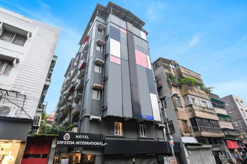 Ballygunge Hotel | FabHotel Sayeeda International - 600m from Park Circus 7 Point