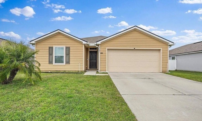 Green Cove Springs House | Fabulous 4-bedroom house in Green Cove Springs & Community Pool in Magnola