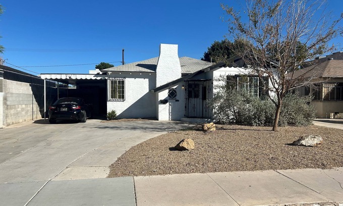 Downtown Las Vegas House | Fabulous 4-bedroom house with 1-bedroom guest house in Downtown Las Vegas