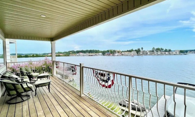 Mid America House | Fabulous 4-bedroom lake house with pool and boat dock in Hot Springs