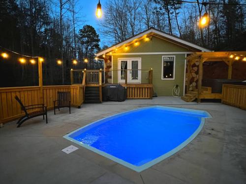 Gatlinburg - Pigeon Forge House | Fabulous 4Bed 3 bath Cottage Pool Hot tub Games