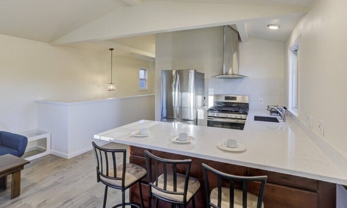 Laurel House | Fabulous and easy commute for group 6br4ba 3Houses w free parking =1price