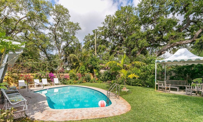 River Oaks Villa | Fabulous Beach Paradise ~ A Floral Oasis Near Beaches And Downtown