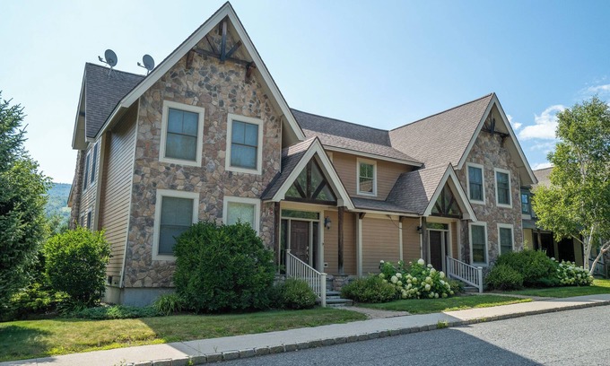 West Dover Condo | Fabulous, Beautifully Appointed Luxury 5 Bedroom Ski-Home Steps from Mount Snow