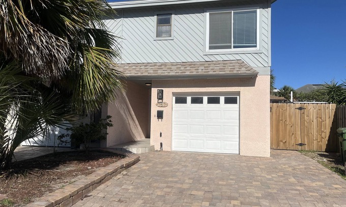 Jacksonville Beach House | Fabulous Jax Beach townhouse. 2 king bed/full bath suites. 2 blocks to ocean.